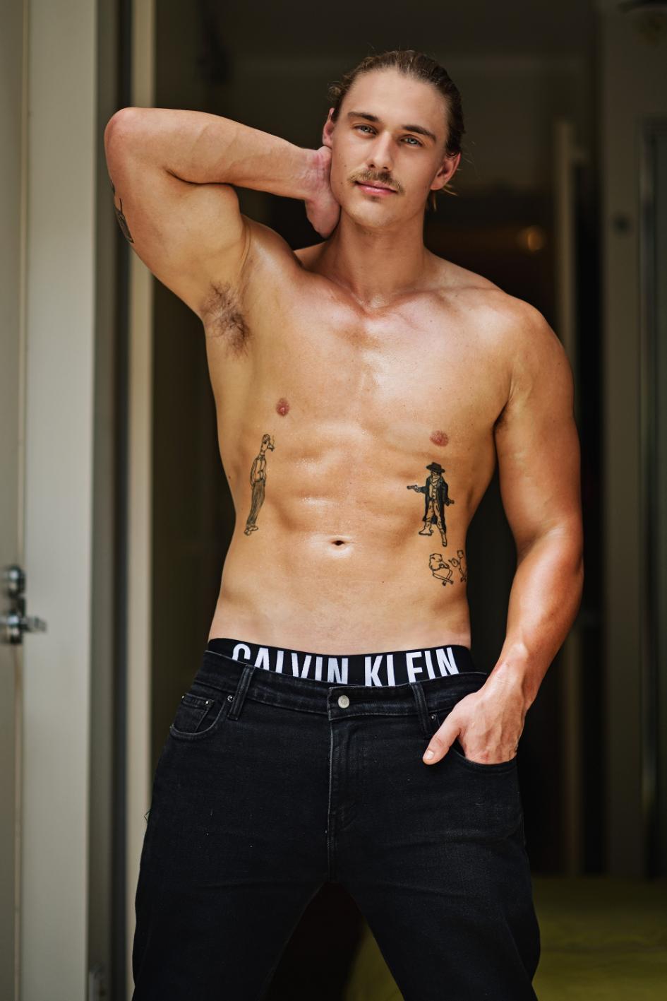 ELLIOT-SYDNEY-TOPLESS-WAITER-ABS