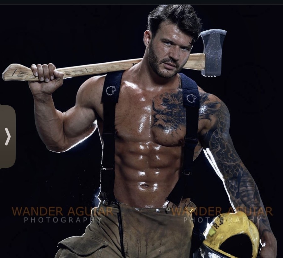 DANIEL TOPLESS WAITER MAGIC MEN