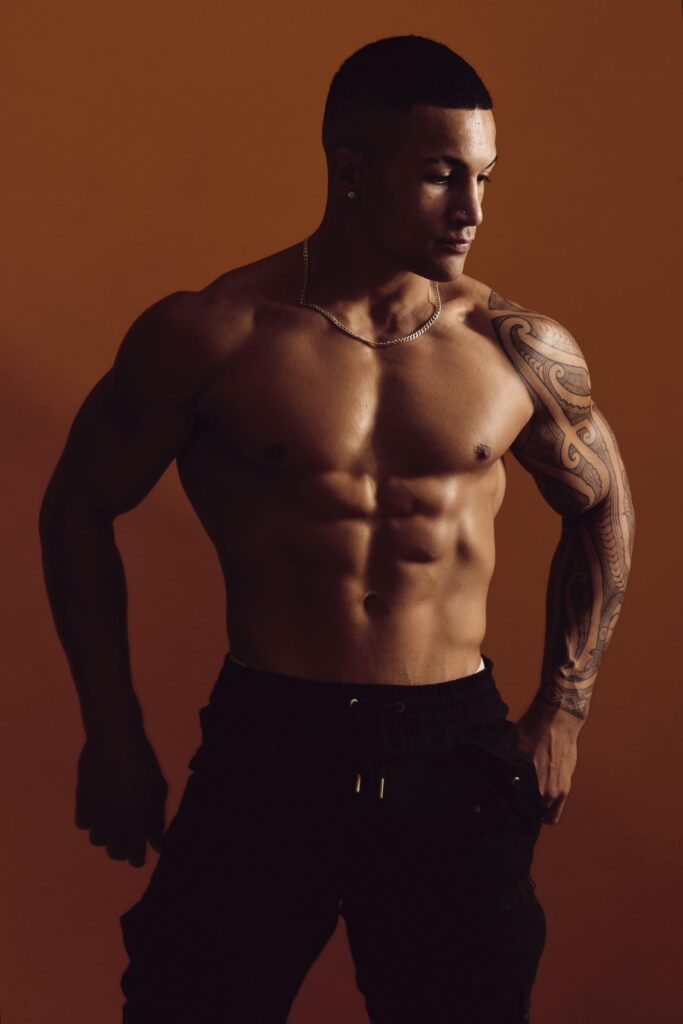 GIANNI SYDNEY TOPLESS WAITER ABS